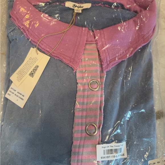 Women's Blue & Pink Contrast Collar Pullover Top - Picture 2 of 2